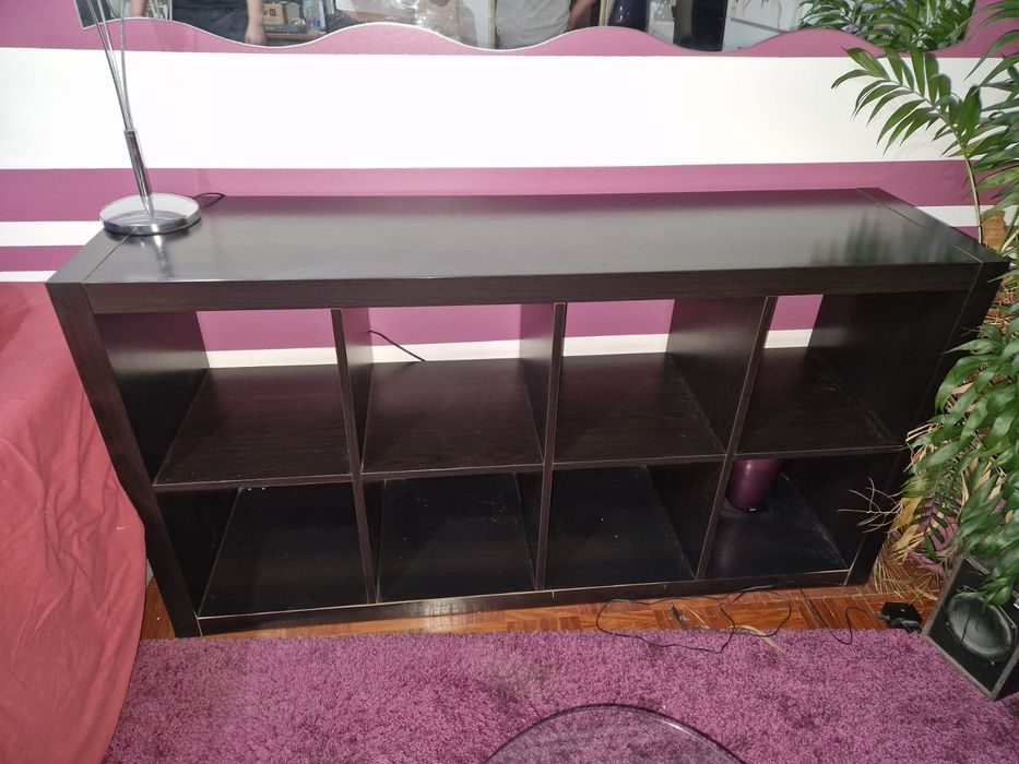 Móveis de sala: 1 sofá, 1 tapete, 1 aparador, 1 mesa de centro e 1 mes