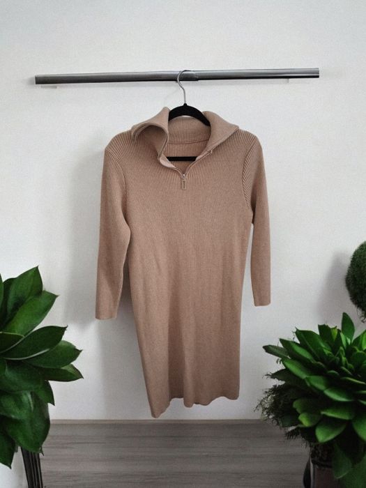 В'язана сукня із коміром на замку