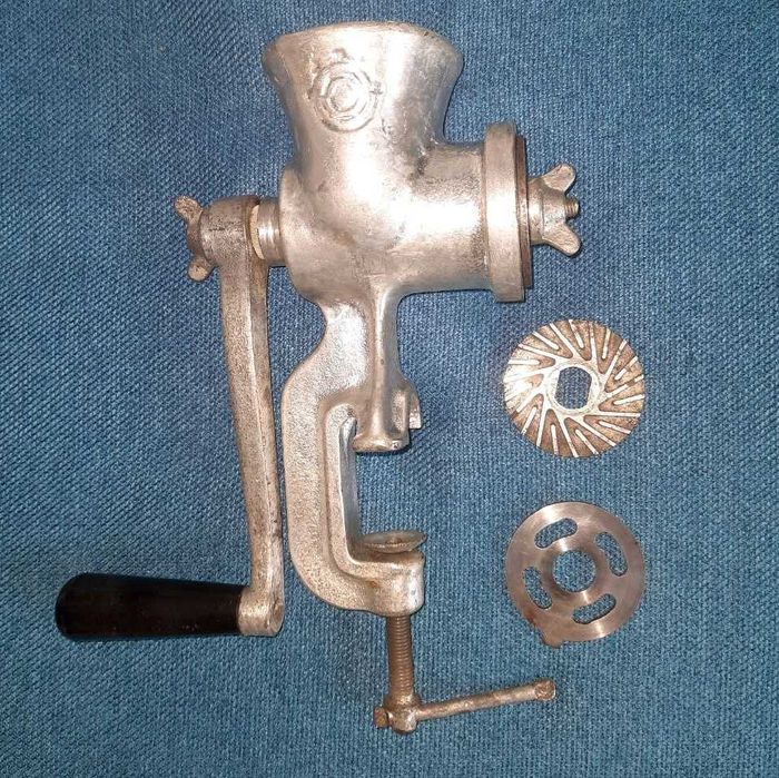 М'ясорубка механічна з 2 ножами, вставкою для маку, клеймо 5Д-70 1970