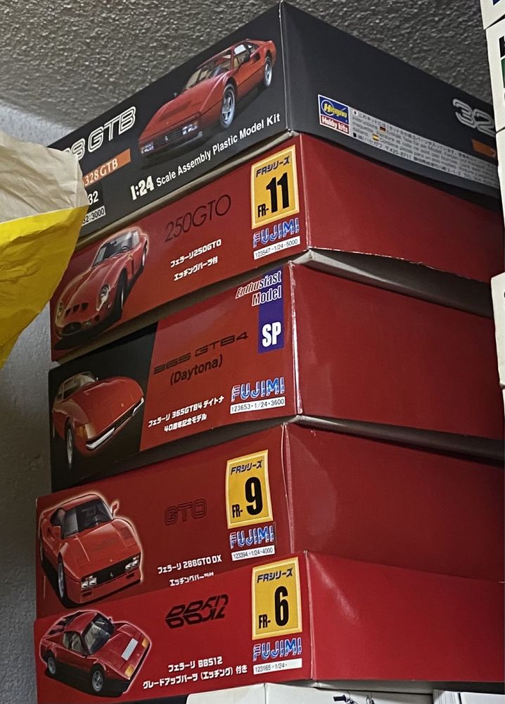 Colecção de kits de automóveis e aviões