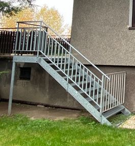 Schody zewnętrzne stalowe ocynkowane – wysokość 1,7 m, szerokość 1,2 m