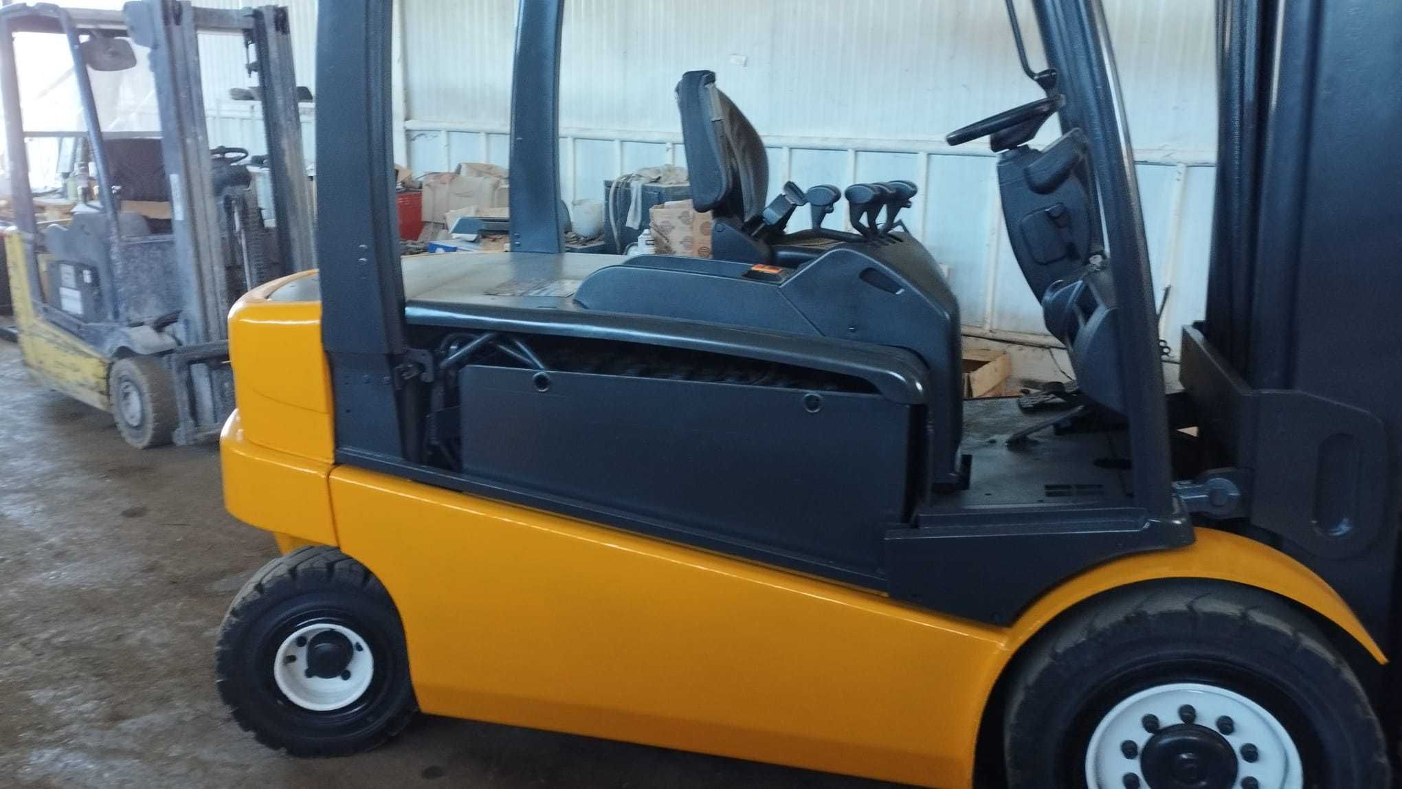 Empilhador eléctrico Caterpillar EP40 4.000 Kg (2406) c/ posicionador