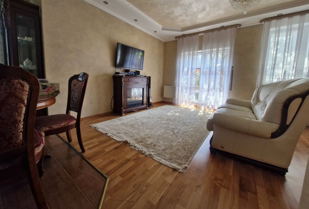 Двоповерховий дуплекс с сучасним капітальним ремонтом