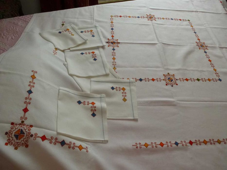 Toalhas de mesa bordadas à mão a ponto cruz