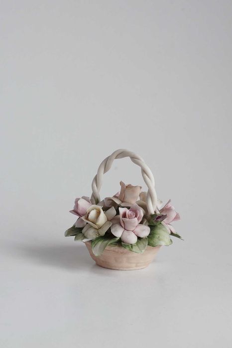 Cestas com flores em porcelana