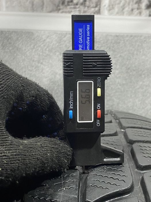 Зимова резина Bridgestone 255/55 R18