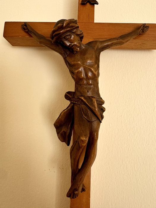 Crucifixo de madeira esculpida