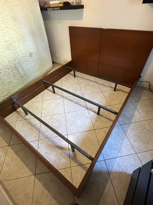Cama con estrado e colchao