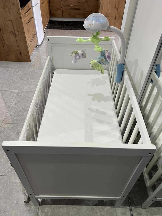 Łóżeczko dziecięce IKEA SUNDVIK + materac + karuzela Fisher Price