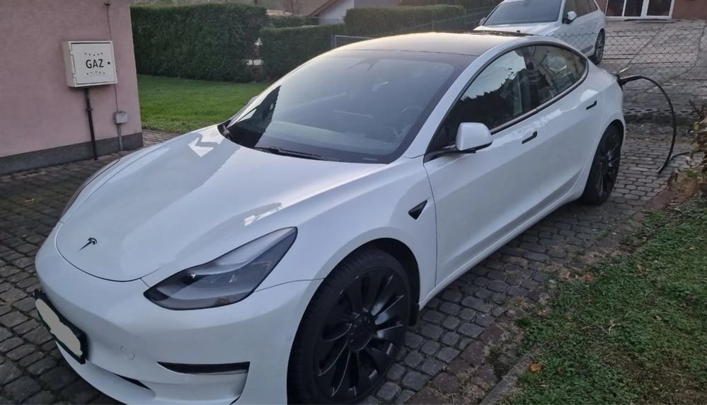 Tesla model 3 2021 року