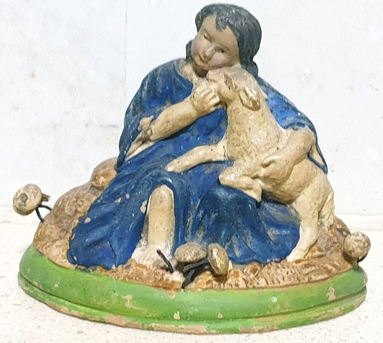 Amorosa antiga escultura do "Menino Jesus Bom Pastor" em cerâmica