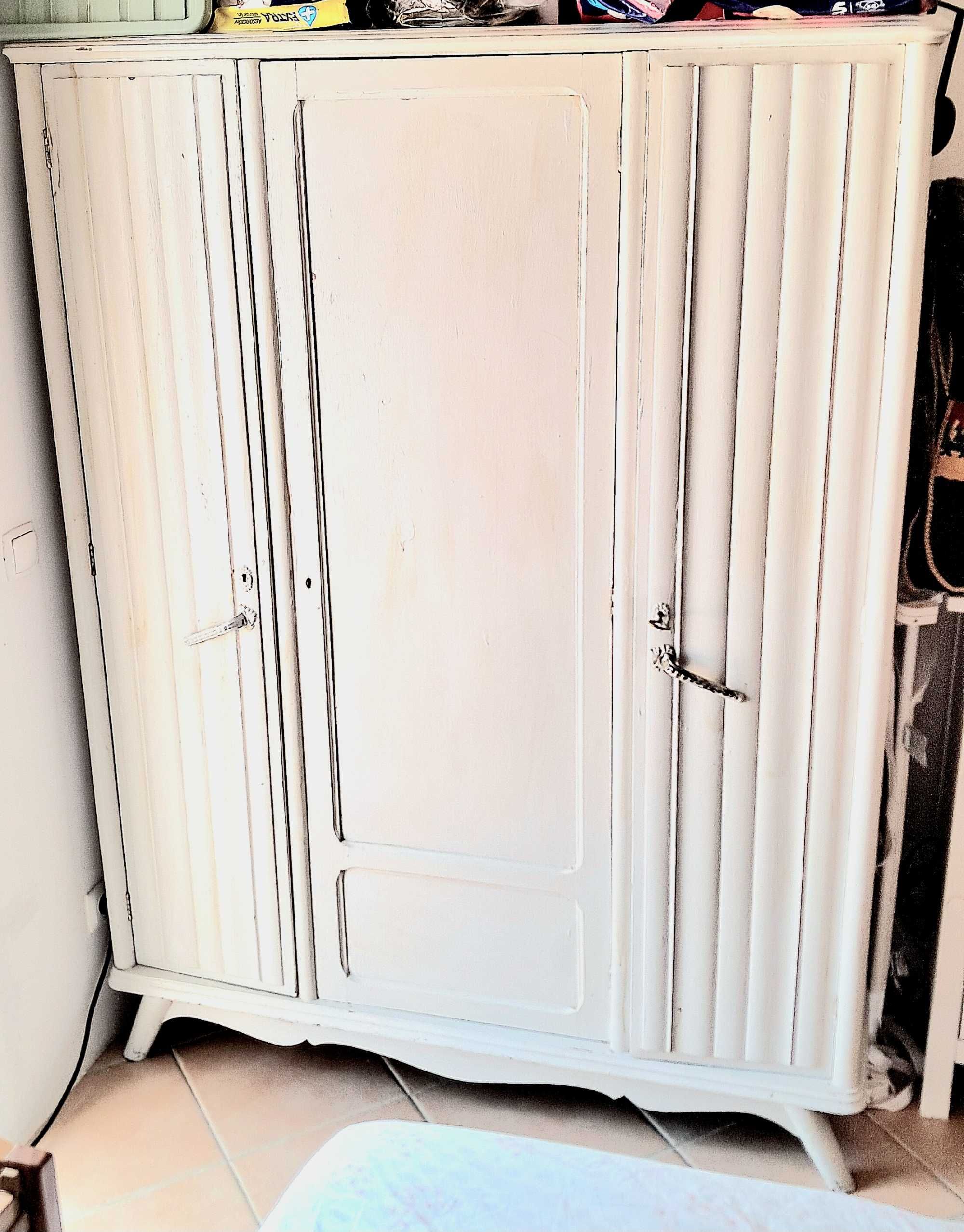 Armario de madeira / wooden closet