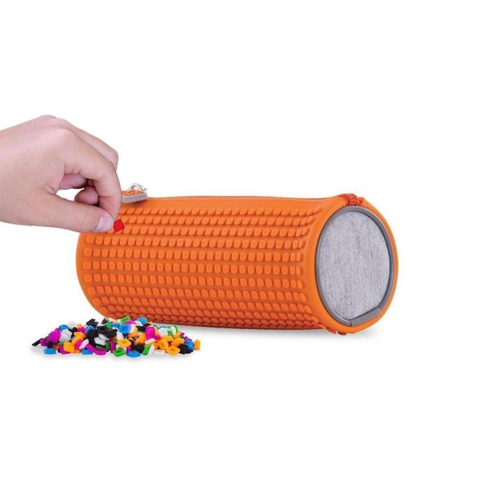 Okrągły piórnik na suwak z pomarańczowym panelem Cass film ,