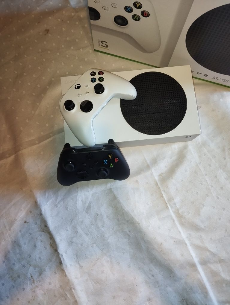 Sprzedam Xbox series s z dwoma padami