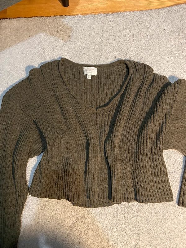 Khaki ciemnozielony sweter z dekoltem w serek