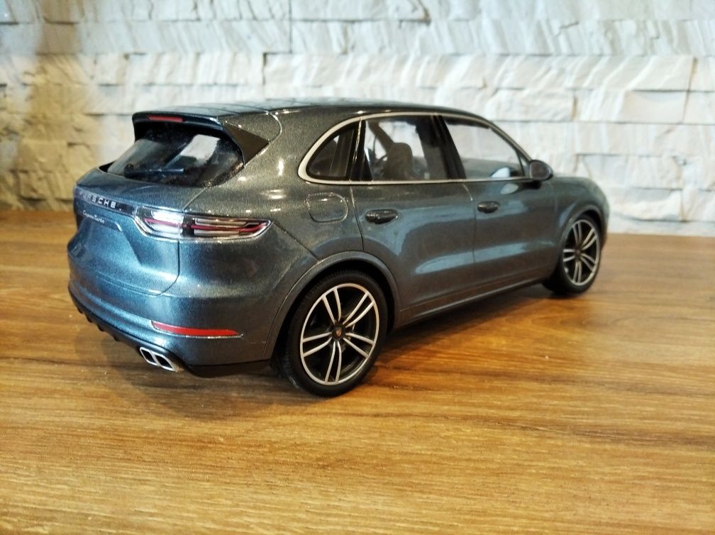 1:18 Minichamps Porsche Cayenne Turbo S 2017 model