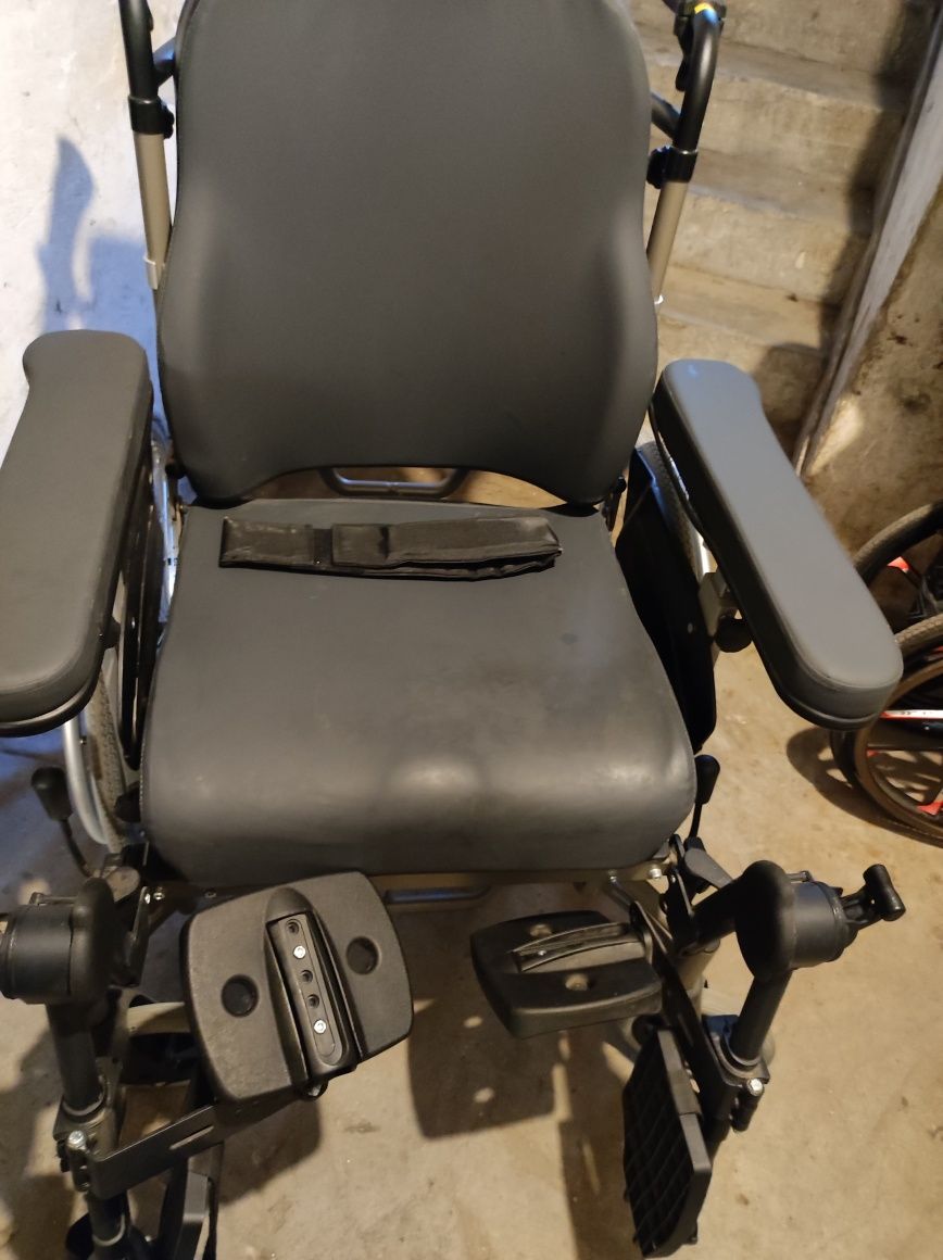 Wózek inwalidzki dla osoby niepełnosprawnej