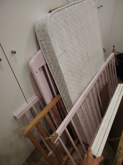 Berço de madeira para menina