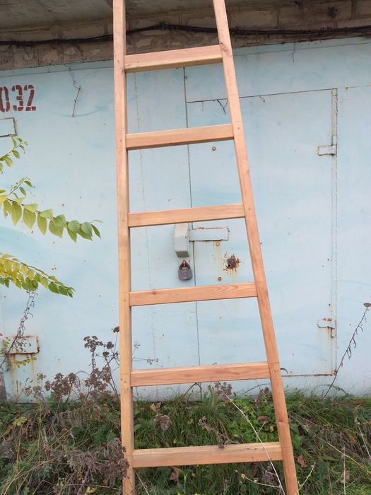 Лестница деревянная