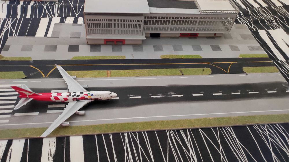 Avião escala 1:400 (Gemini) B 747-400 Formula 1 Raro