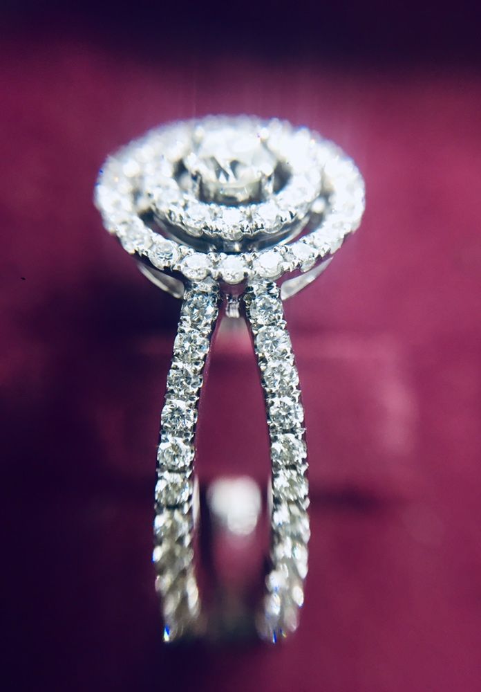 Золотое кольцо с натуральными бриллиантами в 0.65 карат. В наличии!