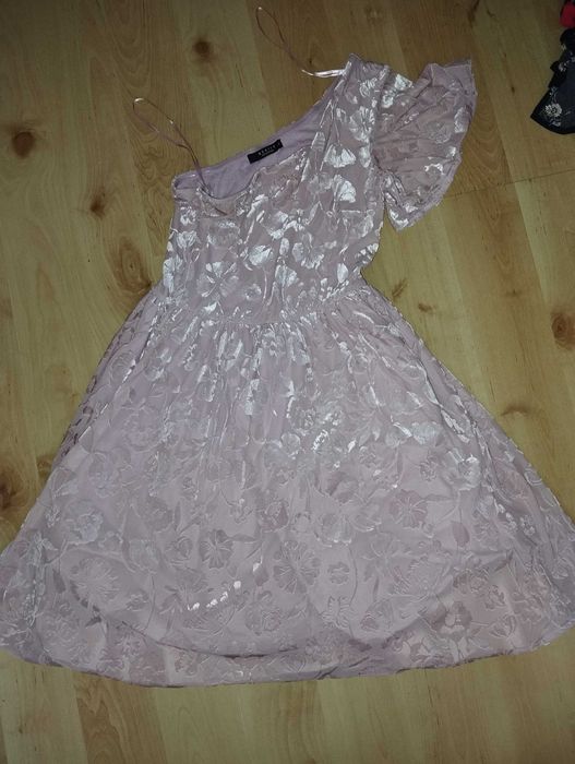 Jasny róż sukienka na jedno ramię MOHITO XS