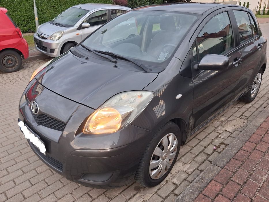 Toyota Yaris 1.3 benz z klimą 6 biegów 5 drzwi 3 sztuki w ofercie