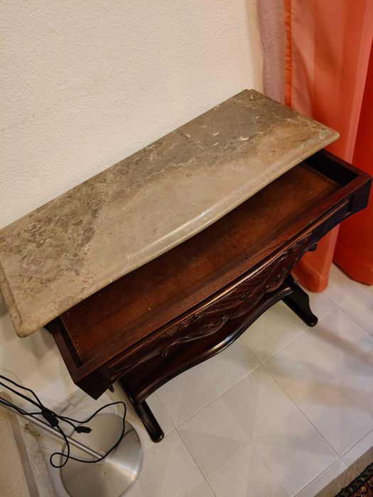 Móvel de apoio em mogno