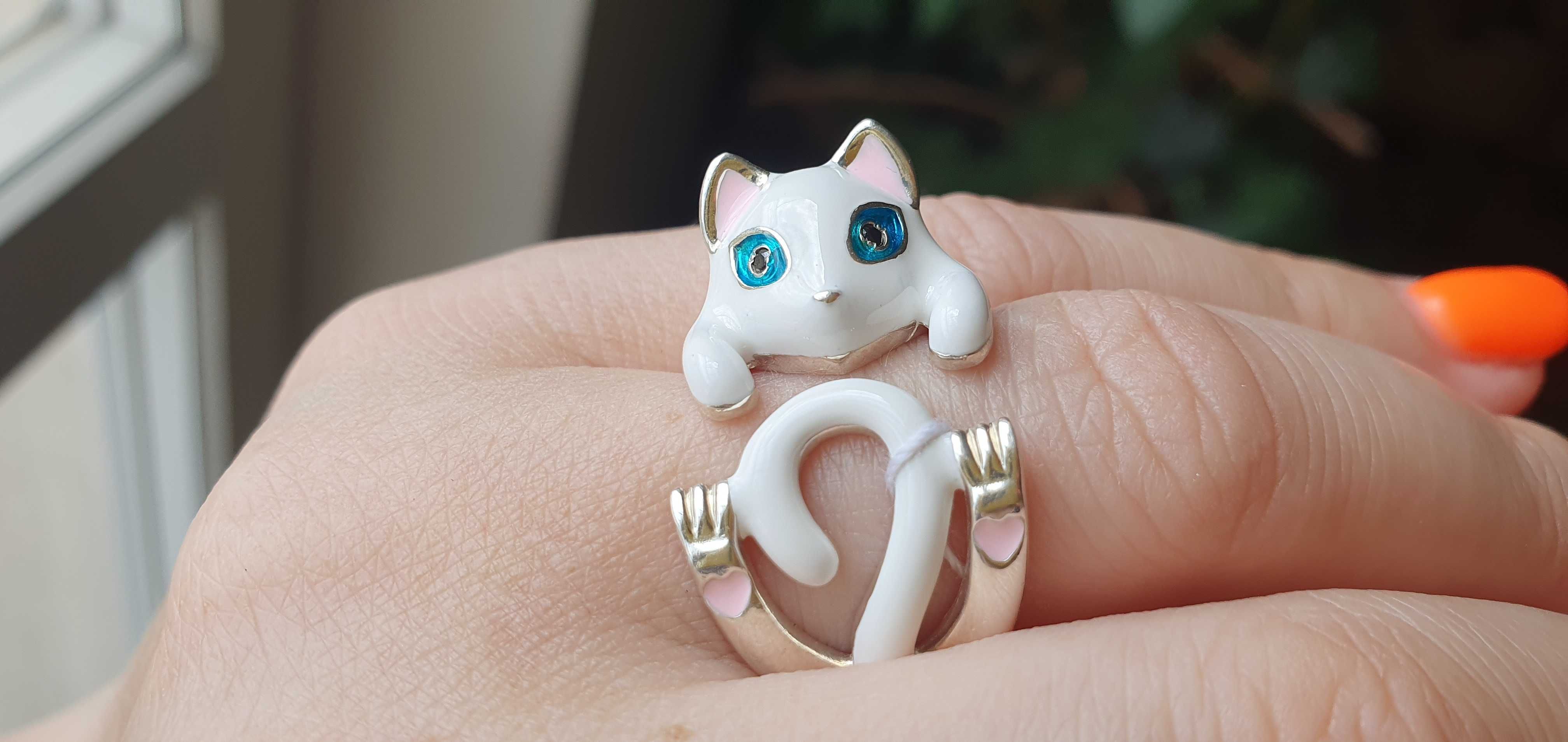 Magiczny pierścien Biały kot, emalia. serca na piętach. Srebro 925.