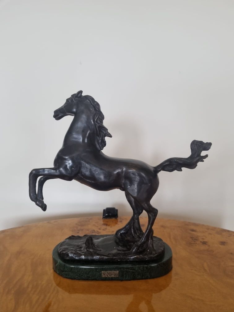 Rzeźba z brązu - koń w pędzie