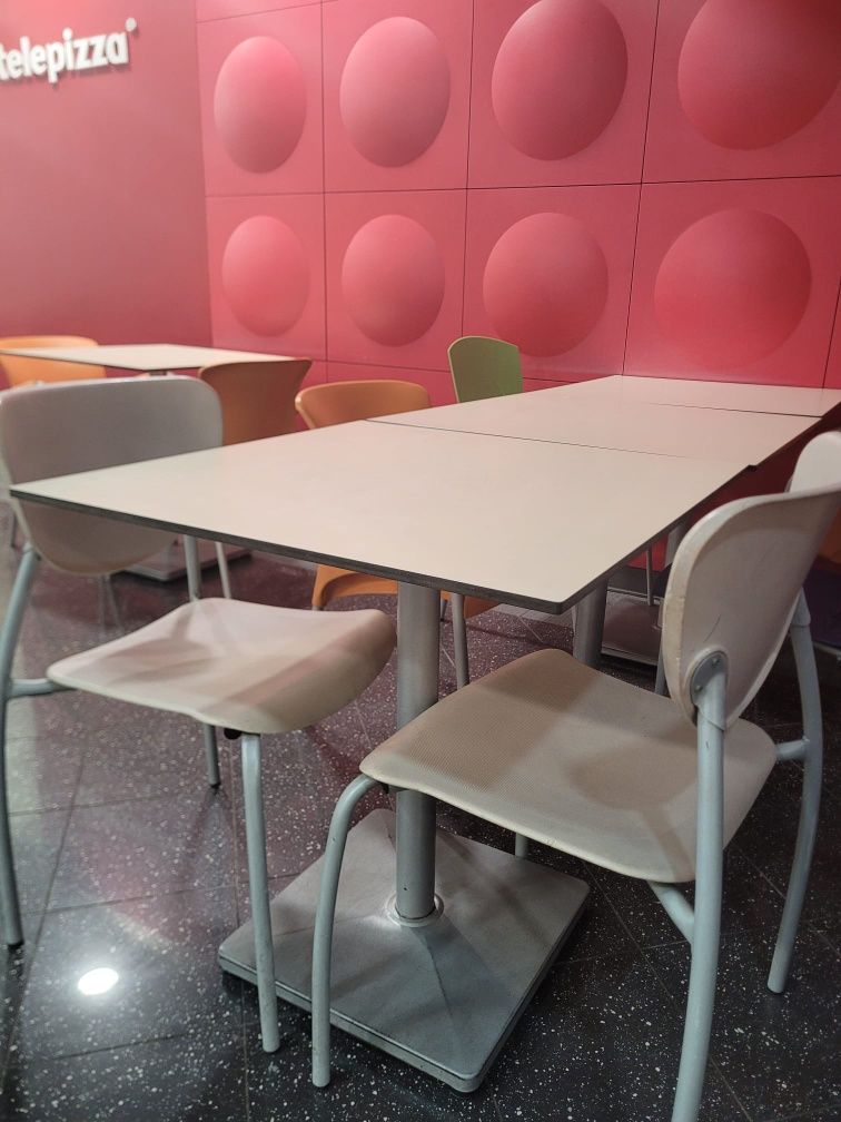 Vários Conjuntos de mesa e cadeiras de 2 pessoas