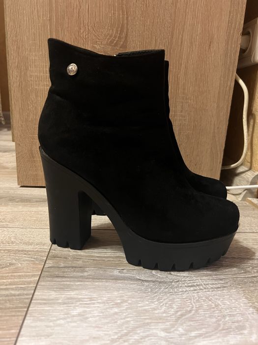 Чорні жіночі ботильйони на підборах / розмір 39 / стильні та зручні