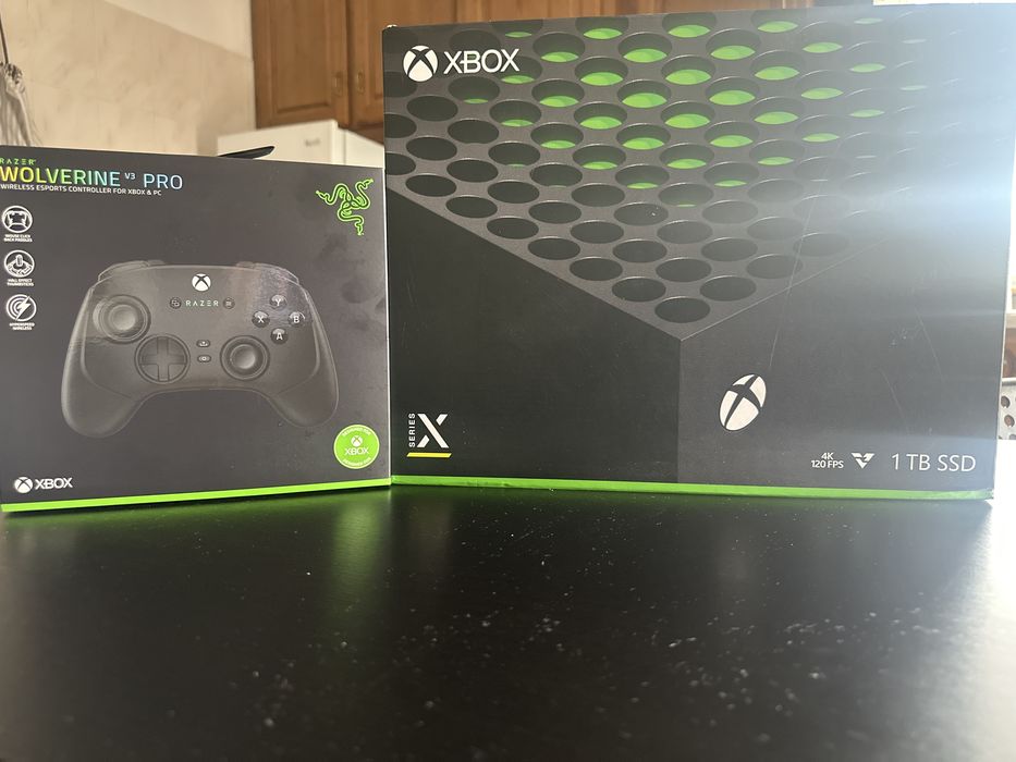 Xbox Series X 1TB com Comando Orginal e um Razer Wolverine V3 Pro