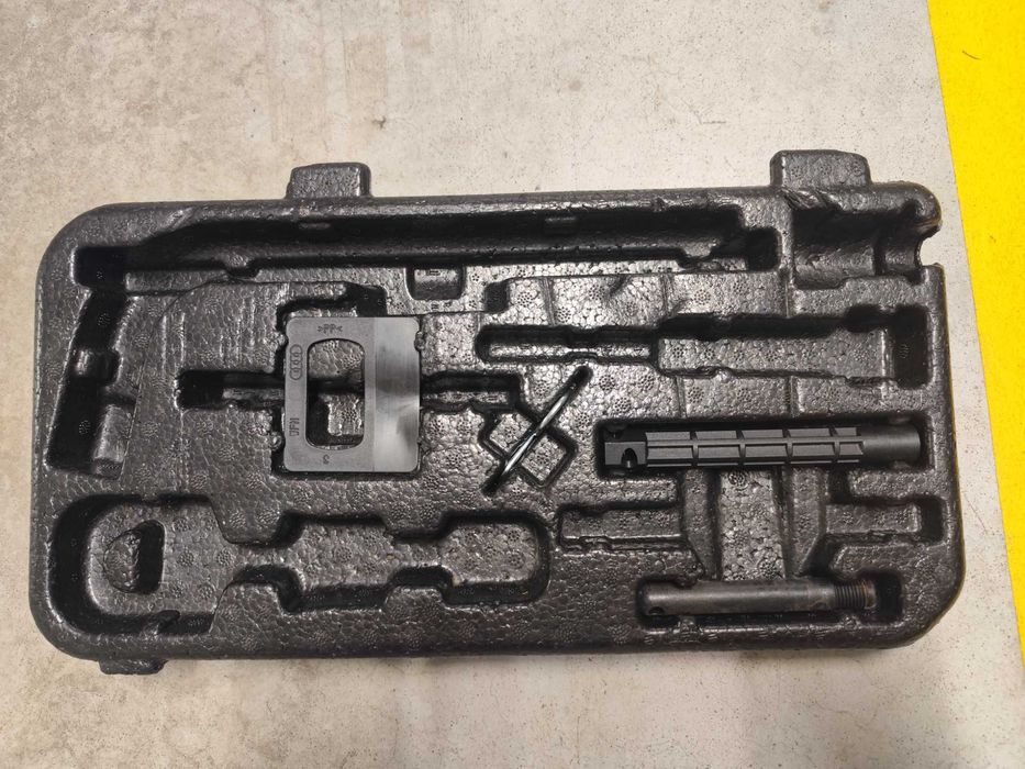 Wkład bagażnika Audi A6 C7 z mocowaniem narzędzi i zapięć siatki.