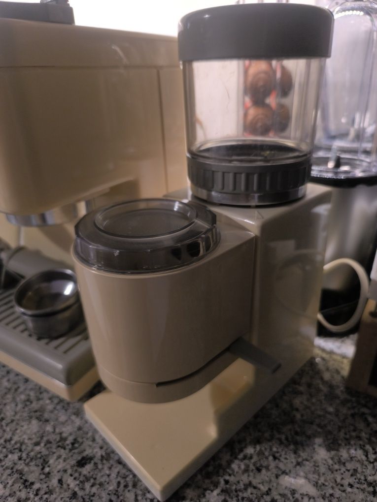 Máquina de café com moinho