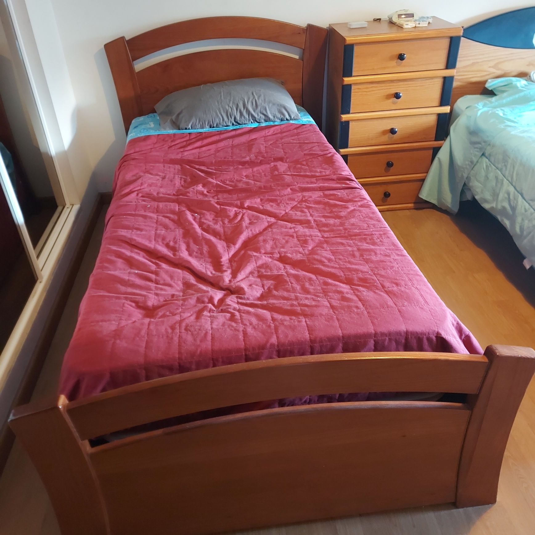 Cama individual com arrumação e colchão 190x90
