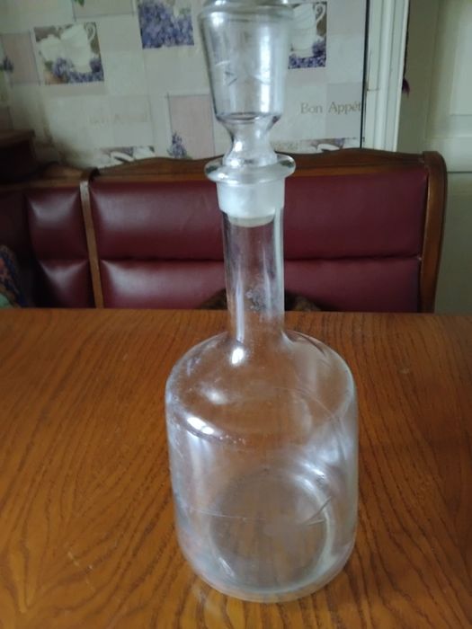 Бутилі, графін для води, вина