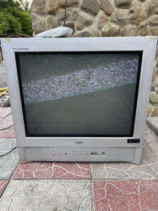 Телевізор LG  працює.