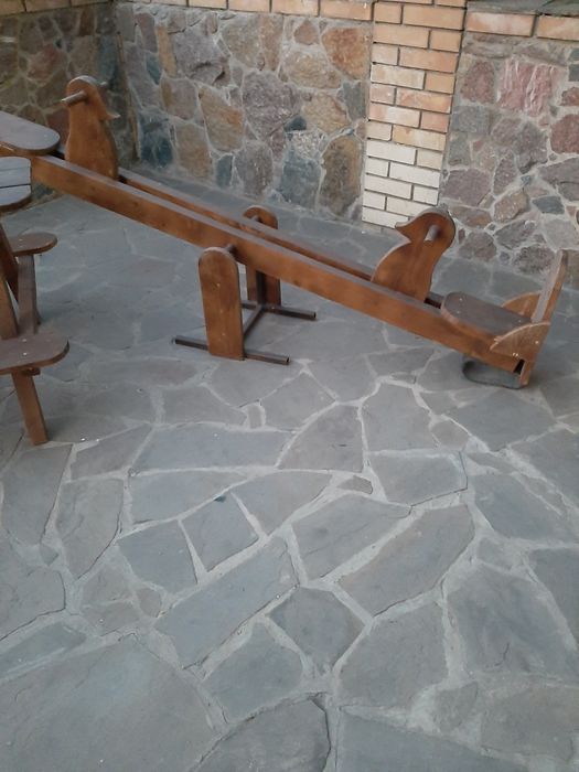 Дитяча гойдалка-балансир дерев'яна дворова, до неї є стіл . самовивіз