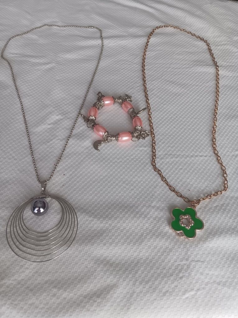 Vendo colares e 1 pulseira