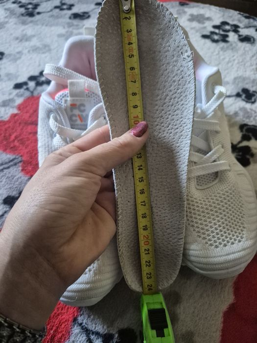 Продам кросівки для дівчинки 38 розмір по стільці 24 см