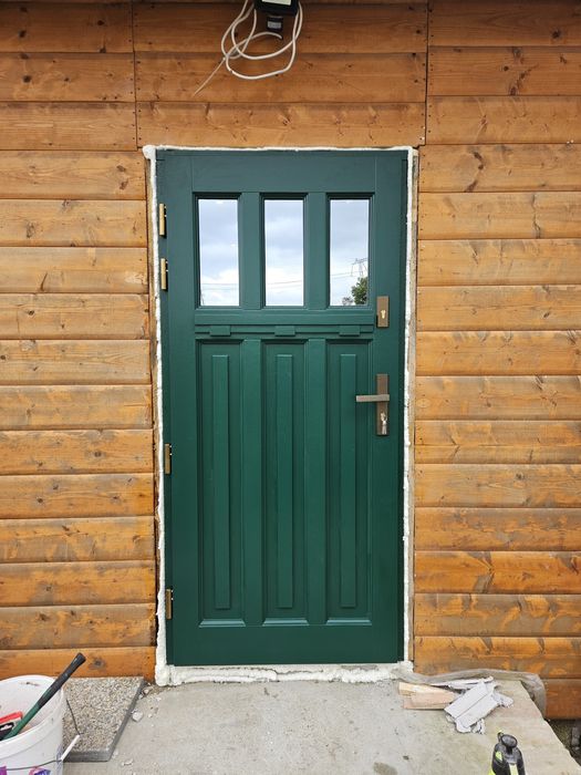 Drzwi zewnętrzne drewniane z montażem producent