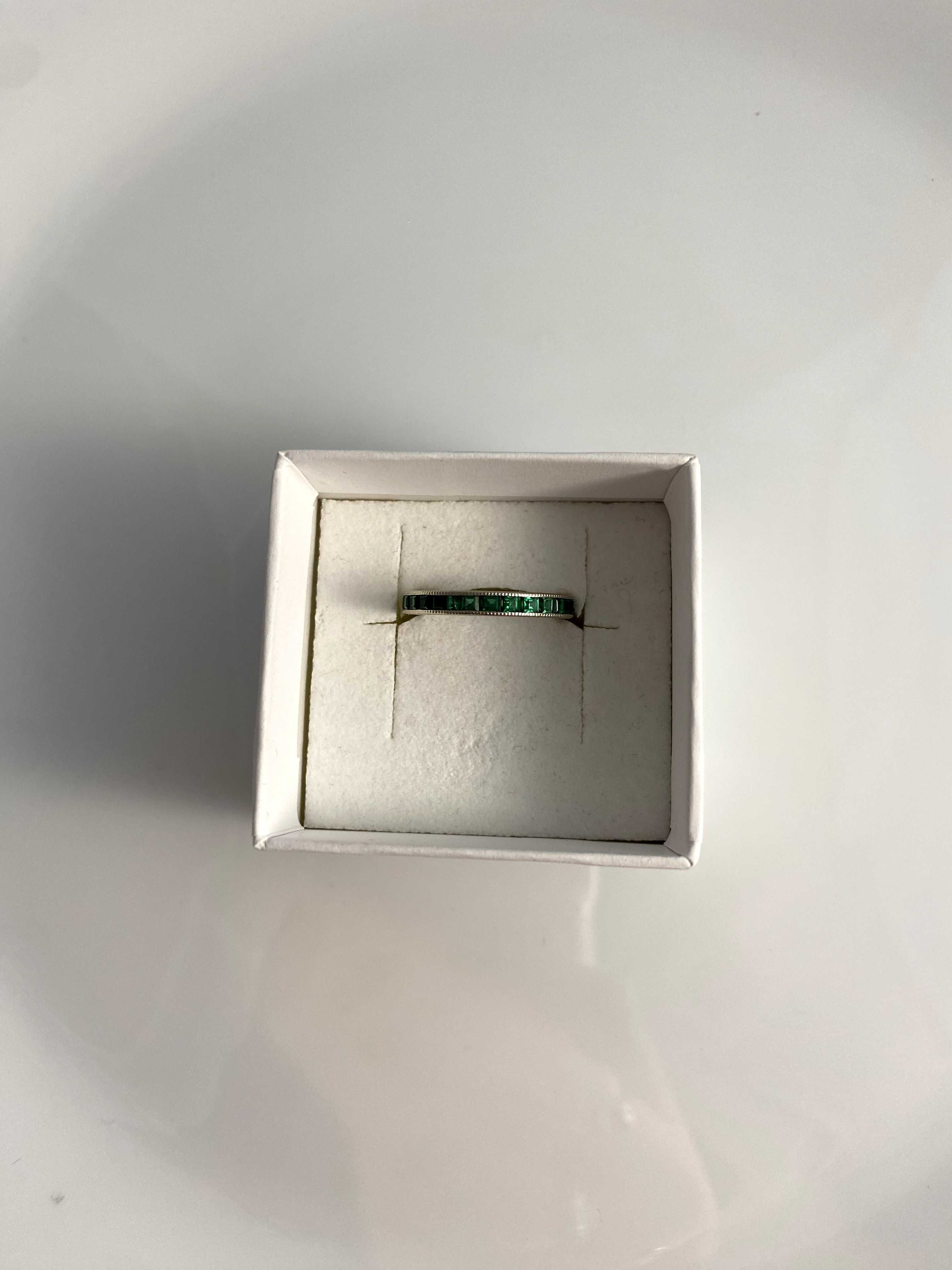 Pierścionek białe złoto z zielonymi kamieniami Au585 1.77g