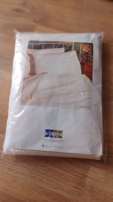 Essenza. Posciel ecru z haftem. 230x270