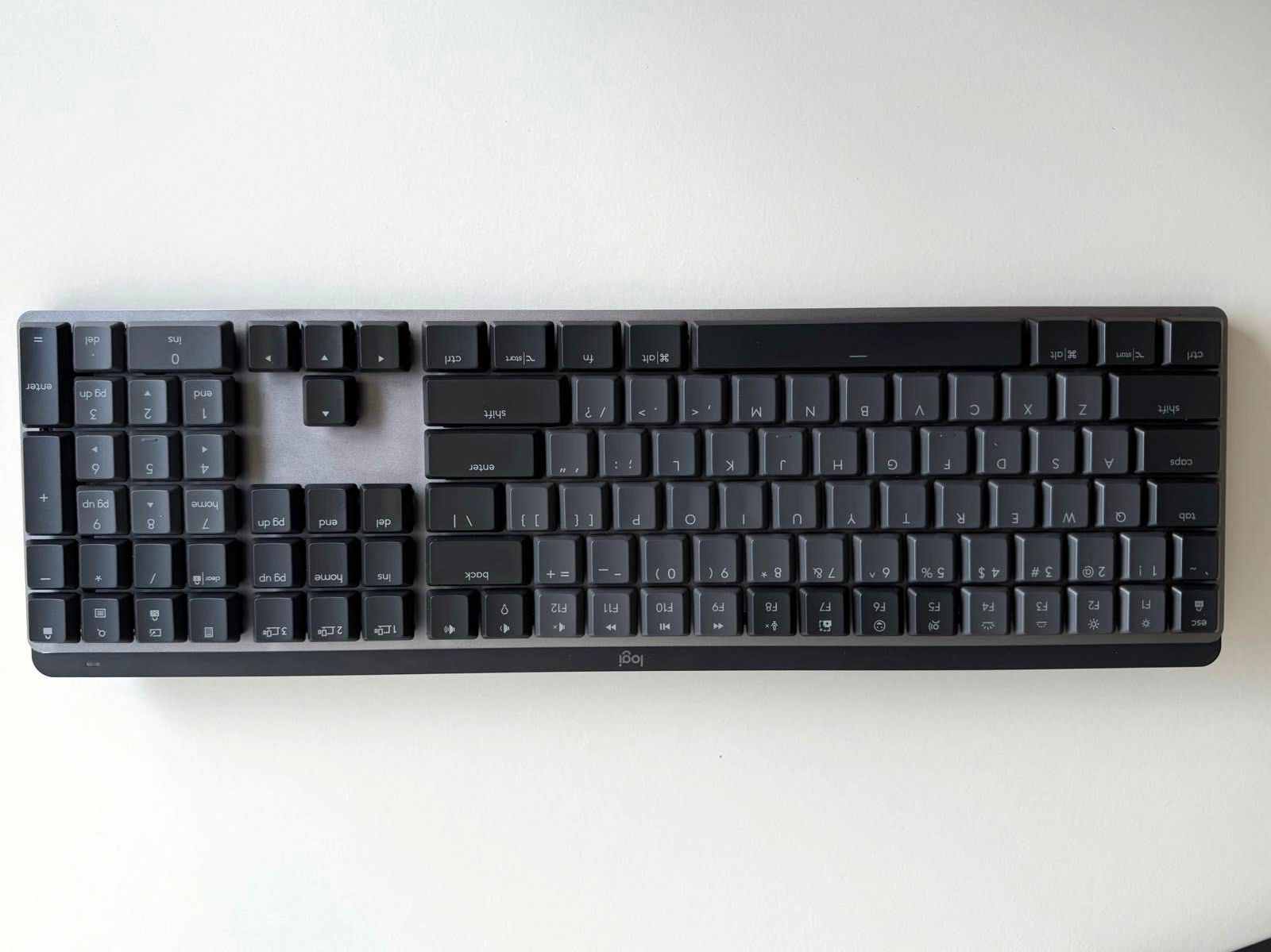 Teclado mecânico silencioso marca Logitech modelo MX Mechanical YR0082