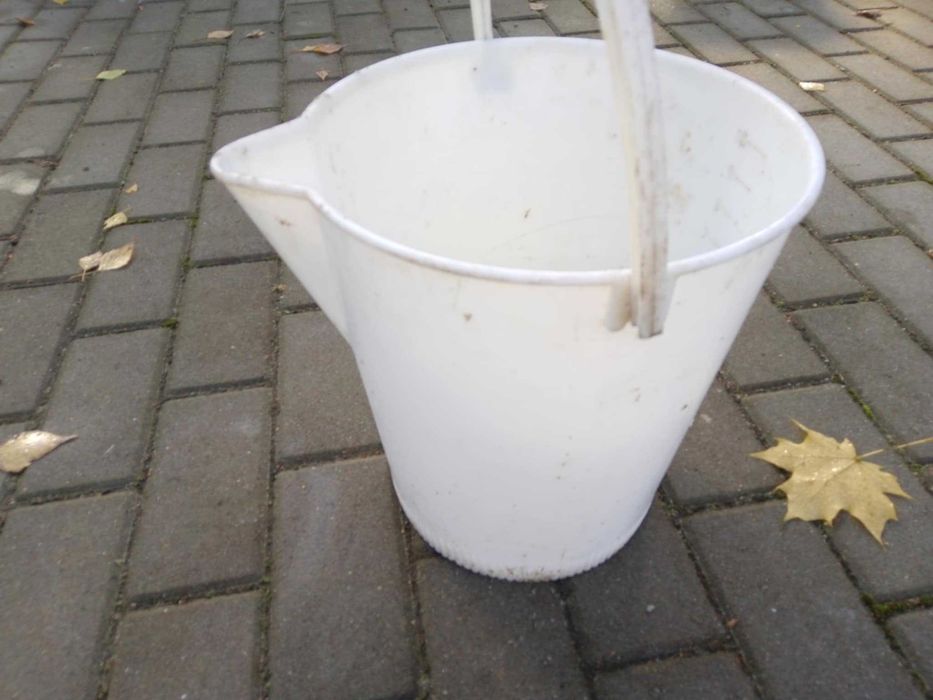 Wiadro plastikowe wiaderko białe z lejkiem dziubkiem uchwyt 10l PRL