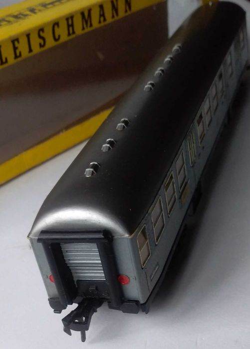 Antiga carriagem de passageiros da marca Fleischmann