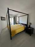 Cama king e mesas de cabeceira