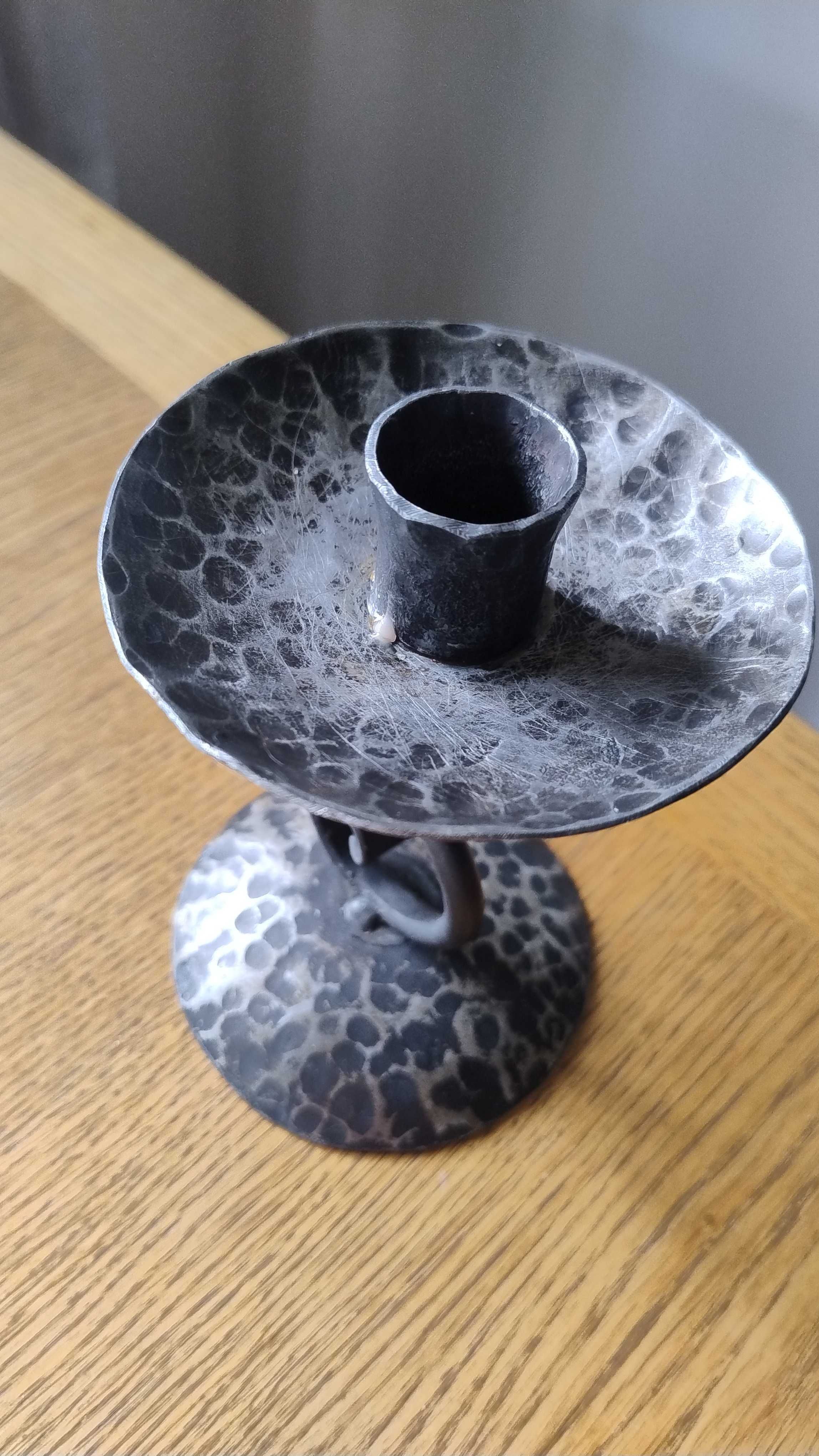 Ręcznie kuty żelazny świecznik / wys. 15 cm