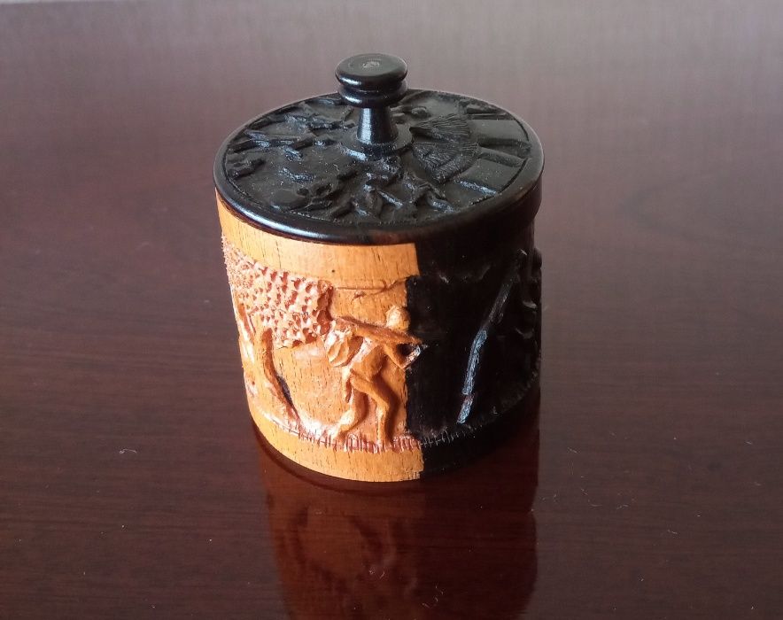 Pequeno pote em madeira finamente trabalhada